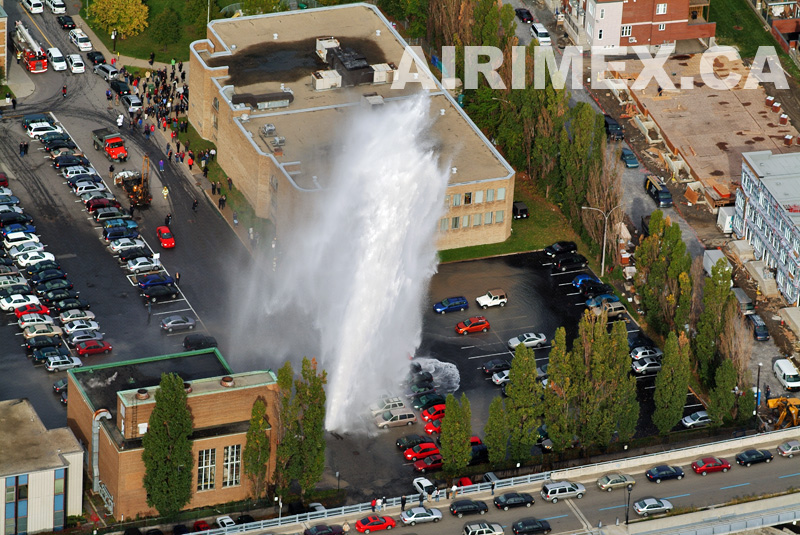 Forant le sol pour y installer des piquets de clôture, un employé perce une conduite d'eau majeure à Montréal. Le geyser haut de quatre étages projetait des morceaux d'asphalte sur les voitures à proximité 