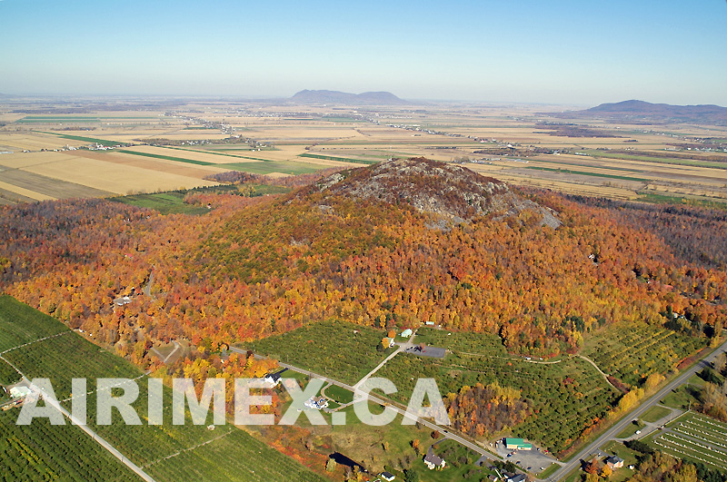 Le Mont St-Grégoire est sans contredit l'une des plus belles des 10 Montérégiennes. Les sentiers de randonnées y sont irrésistibles, au temps des pommes comme au temps des sucres.  