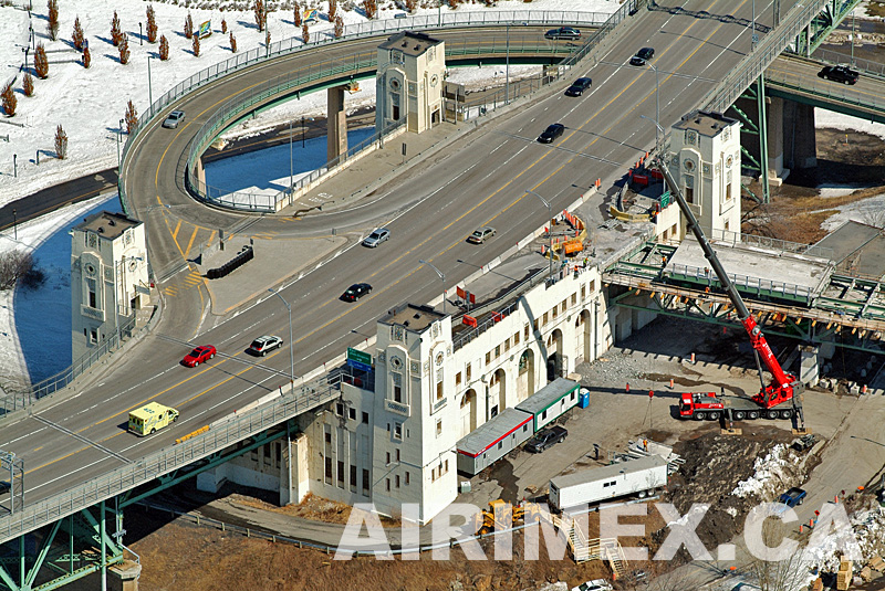 Suivi de travaux majeurs sur le pont Jacques Cartier ou l'on s'affaire à remplacer les sections du tablier.      