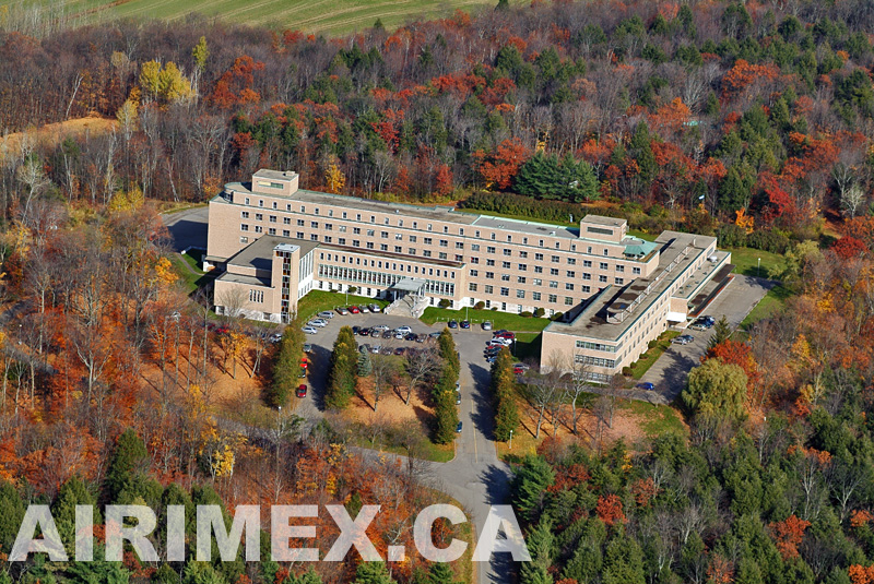 Signe des temps d'une population vieillissante, le Séminaire des Jésuites, juché au sommet d'une montagne au nord de St-Jérôme est maintenant devenu une résidence pour personnes agées.   