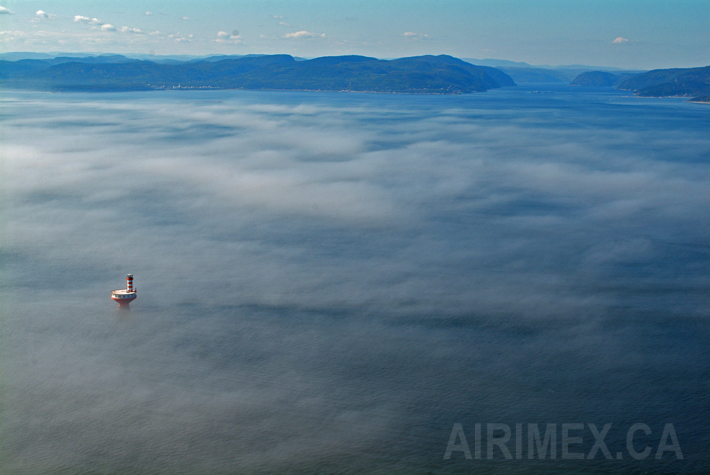  Le phare, que les gens de Tadoussac appellent La Toupie, brise, immobile un banc de brume matinal.