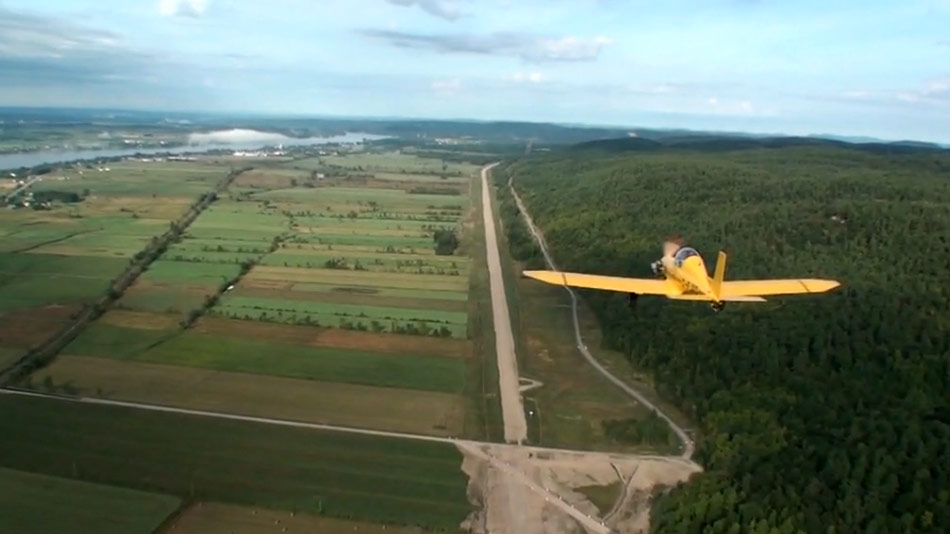 Accompagnons Luc Thibault aux commandes du Hummelbird qu'il a construit lui - même, et survolons les grands travaux de l'autoroute 50 qui reliera les villes de LaChute et Gatineau. (7/8/2009 )        